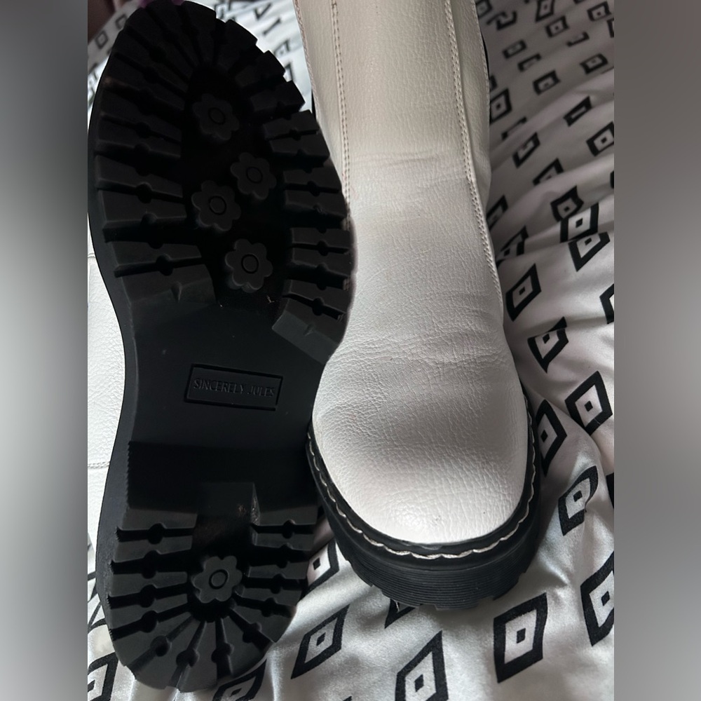 Boots - Picture 4 of 5